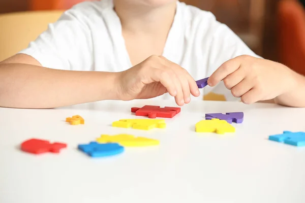 Liten Pojke Med Autistisk Störning Gör Pussel Hemma — Stockfoto