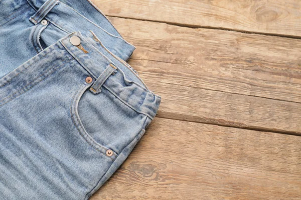 Pantaloni Jeans Alla Moda Sfondo Legno — Foto Stock