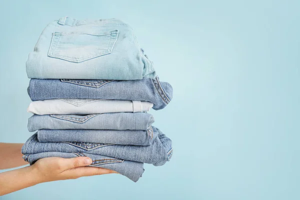 Manos Femeninas Con Pantalones Vaqueros Elegantes Sobre Fondo Color — Foto de Stock