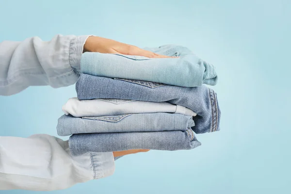 Manos Femeninas Con Pantalones Vaqueros Elegantes Sobre Fondo Color — Foto de Stock