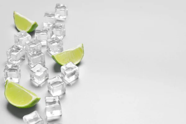 Ice Cubes Lime Grey Background — Stock Photo, Image