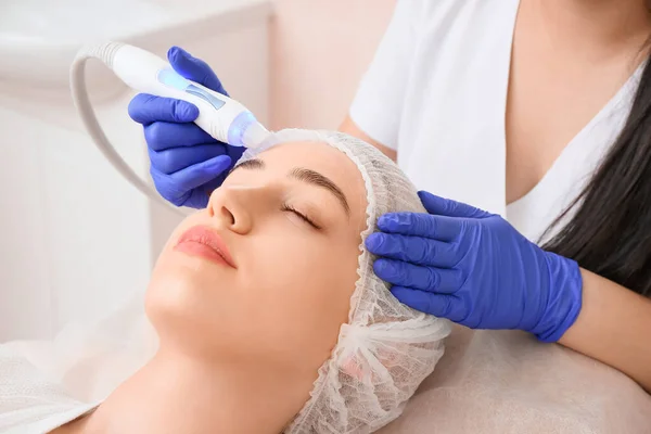 Woman Undergoing Procedure Vacuum Hydro Peeling Beauty Salon — Stock Photo, Image