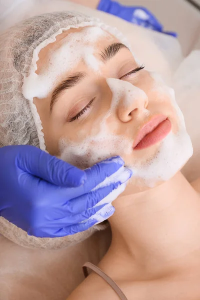 Woman Undergoing Procedure Facial Peeling Beauty Salon — Stock Photo, Image