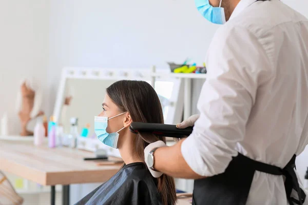 Männlicher Friseur Arbeitet Mit Klient Salon Während Coronavirus Epidemie — Stockfoto