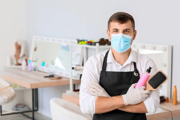 Peluquero Masculino Con Máscara Médica Salón Durante Epidemia Coronavirus — Foto de Stock