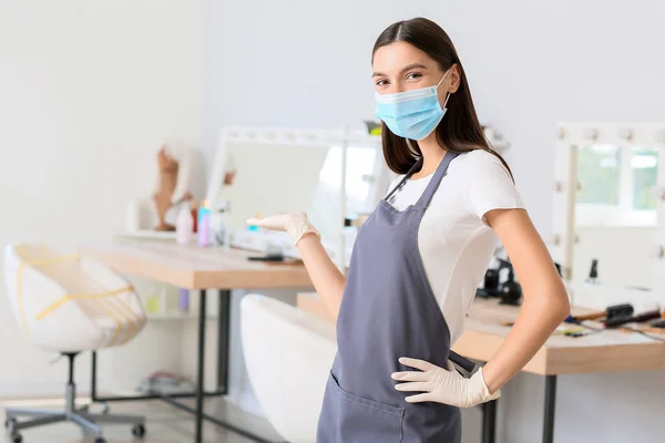 Female Hairdresser Wearing Medical Mask Salon Coronavirus Epidemic — Stock Photo, Image