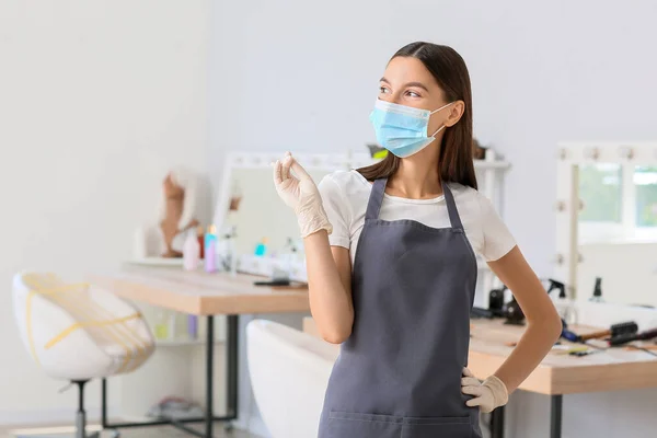 Female Hairdresser Wearing Medical Mask Salon Coronavirus Epidemic — Stock Photo, Image