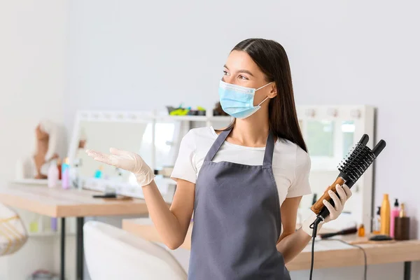 Female Hairdresser Wearing Medical Mask Salon Coronavirus Epidemic — Stock Photo, Image