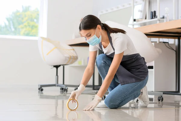 Peluquería Femenina Aplicando Una Cinta Marcado Suelo Salón Durante Epidemia — Foto de Stock