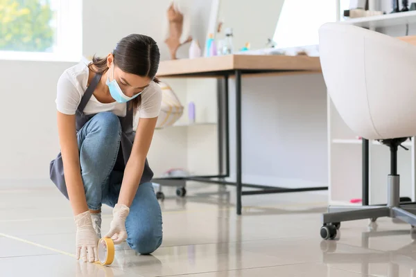 Peluquería Femenina Aplicando Una Cinta Marcado Suelo Salón Durante Epidemia — Foto de Stock