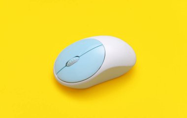 Renk arkaplanı üzerine modern bilgisayar faresi