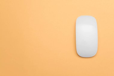 Renk arkaplanı üzerine modern bilgisayar faresi