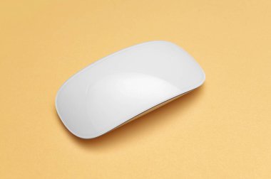 Renk arkaplanı üzerine modern bilgisayar faresi