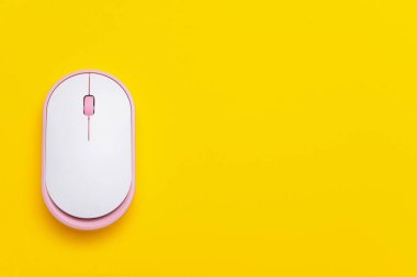 Renk arkaplanı üzerine modern bilgisayar faresi