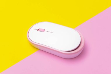 Renk arkaplanı üzerine modern bilgisayar faresi