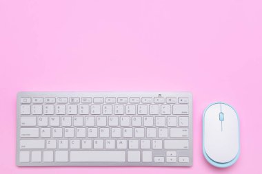 Renk arkaplanındaki modern bilgisayar faresi ve klavyesi