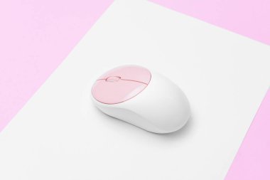 Renk arkaplanı üzerine modern bilgisayar faresi