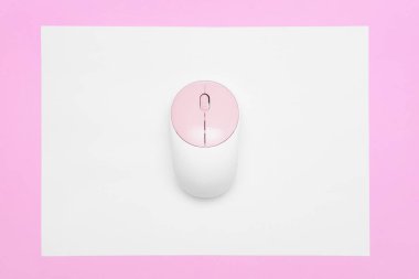 Renk arkaplanı üzerine modern bilgisayar faresi