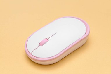 Renk arkaplanı üzerine modern bilgisayar faresi