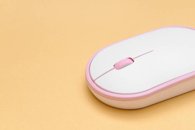 Renk arkaplanı üzerine modern bilgisayar faresi