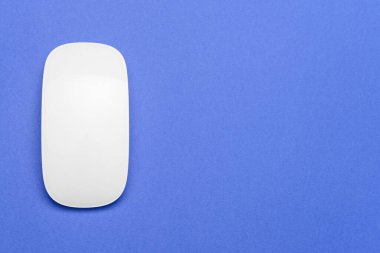 Renk arkaplanı üzerine modern bilgisayar faresi