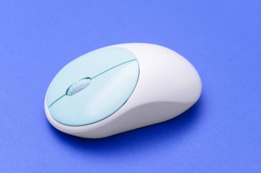 Renk arkaplanı üzerine modern bilgisayar faresi