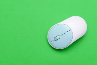 Renk arkaplanı üzerine modern bilgisayar faresi