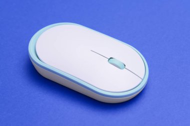 Renk arkaplanı üzerine modern bilgisayar faresi