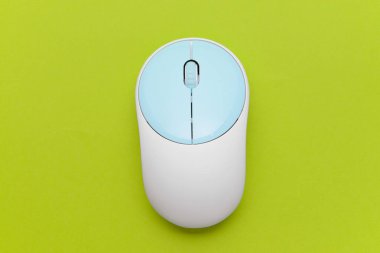 Renk arkaplanı üzerine modern bilgisayar faresi