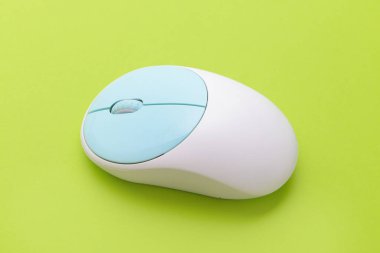 Renk arkaplanı üzerine modern bilgisayar faresi