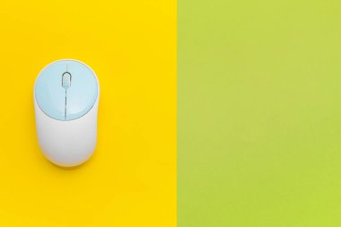 Renk arkaplanı üzerine modern bilgisayar faresi