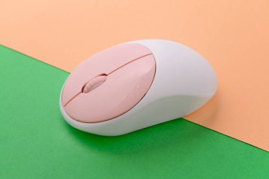 Renk arkaplanı üzerine modern bilgisayar faresi