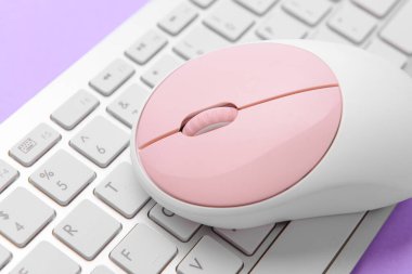 Modern bilgisayar faresi ve klavyesi, yakın plan