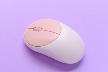 Renk arkaplanı üzerine modern bilgisayar faresi