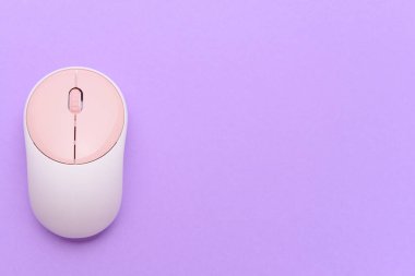 Renk arkaplanı üzerine modern bilgisayar faresi