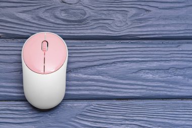 Ahşap arka planda modern bilgisayar faresi