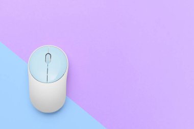 Renk arkaplanı üzerine modern bilgisayar faresi