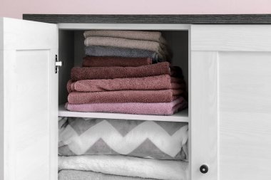 Modern dolap aydınlatma odasında