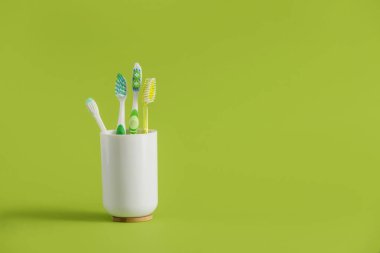 Renkli arkaplanda diş fırçaları