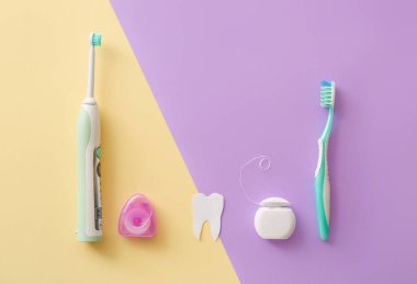 Arkaplanda diş fırçası ve diş ipi