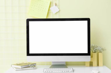 Masada boş ekranı olan modern PC monitörü