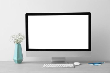 Masada boş ekranı olan modern PC monitörü