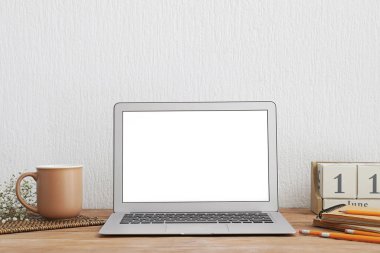 Masasında boş ekran olan modern dizüstü bilgisayar