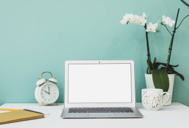 Masasında boş ekran olan modern dizüstü bilgisayar