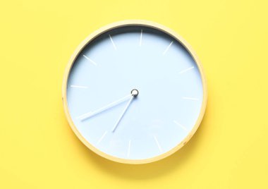 Renk arkaplanındaki basit saat