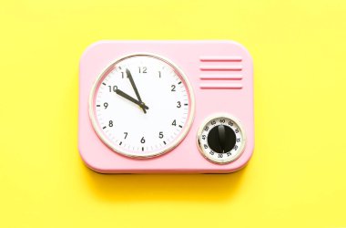 Renk arkaplanındaki basit saat