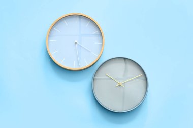 Renk arkaplanındaki basit saatler