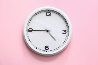 Renk arkaplanındaki basit saat