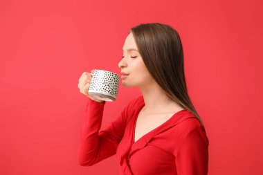 Renkli çay fincanı olan güzel genç bir kadın.