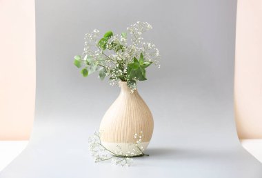 Gri arka planda çiçekli güzel vazo